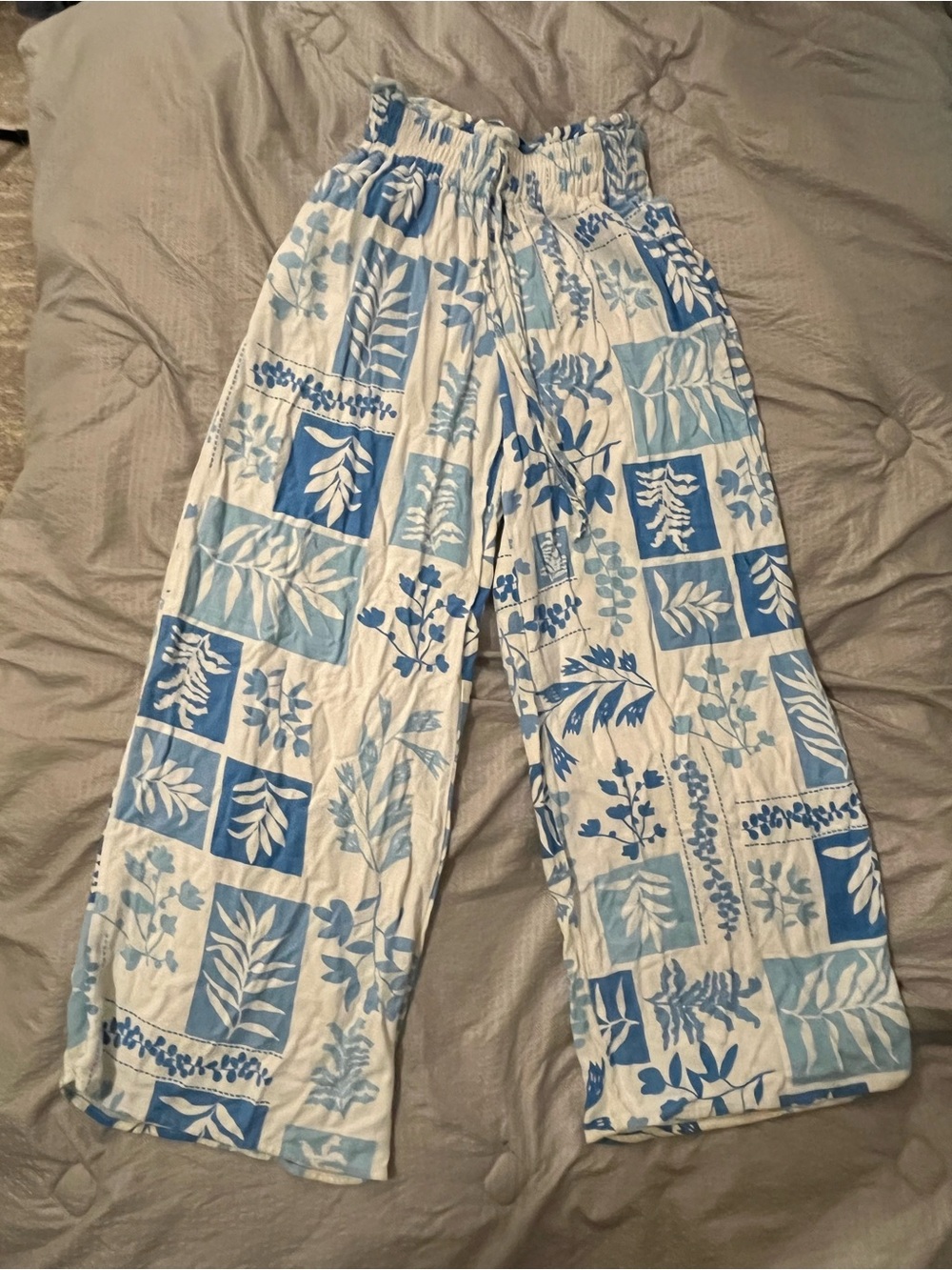 Blue & White Floral Print Pants Lounge or Vacation Wear Sienna Sky Size Small
